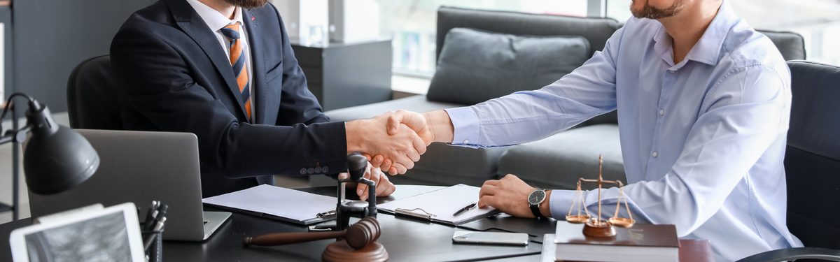 Conciliadores dialogando para resolver un conflicto de forma ágil y pacífica